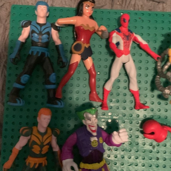 Assorted action figures - Picture 3 of 4